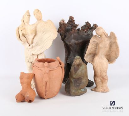 null Lot en terre-cuite comprenant un vase orné de trois personnages (Haut. : 18...