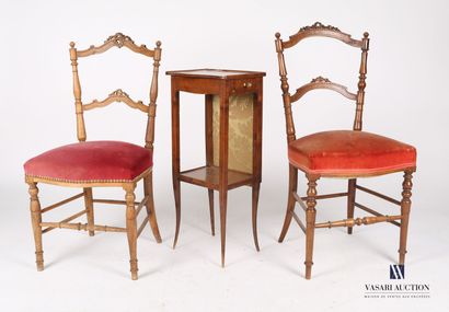 null Lot comprenant deux chaises en bois naturel mouluré et sculpté, les dossiers...