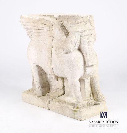 null Sculpture en pierre reconstitué figurant un sphinx assyrien

XXème siècle

(manques)

Haut....