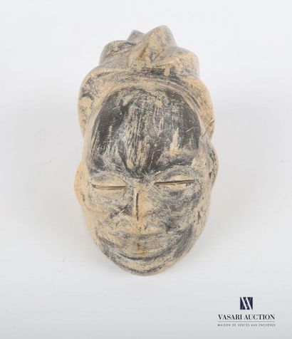 null GABON

Ensemble de trois sculpture de tête anthropomorphe en pierre de Mbigou.

(légères...