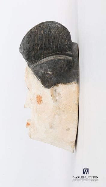 null GABON - PUNU

Masque en bois sculpté et teinté blanc, noir et orange.

(légères...