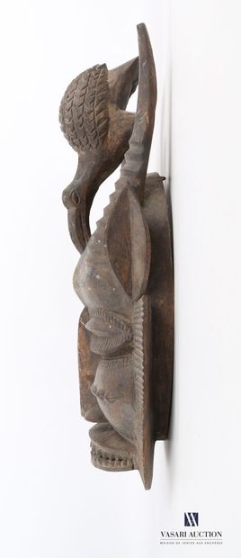 null CÔTE D'IVOIRE

Masque en bois sculpté figurant un visage cornu coiffé d'un oiseau.

(légères...