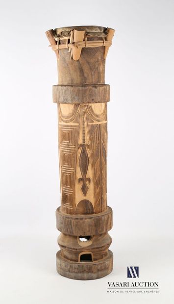 null AFRIQUE

Tambour de cérémonie en bois naturel annelé à décor sculpté de motifs...