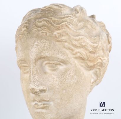 null Portrait sculpté en plâtre blanche figurant le visage de la Vénus de Milo. Il...