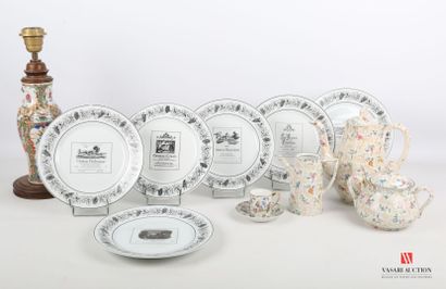 null Lot en porcelaine comprenant six assiettes de table à décor dans le bassin les...