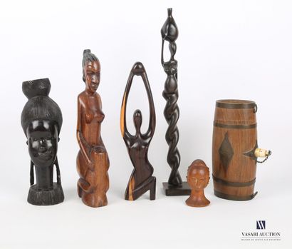 null Lot comprenant quatre figurines de femmes africaines en bois sculpté, un sujet...