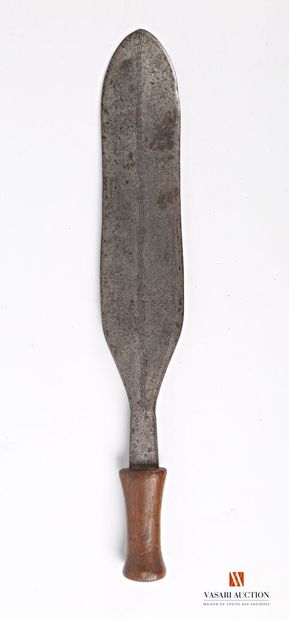 null Glaive, lame fer forgé gravé de 38,5 cm, poignée bois, LT 48 cm

Congo XIXème...