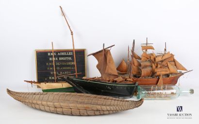null Lot comprenant quatre maquettes de bateaux en bois dont un thonier (Long. :...