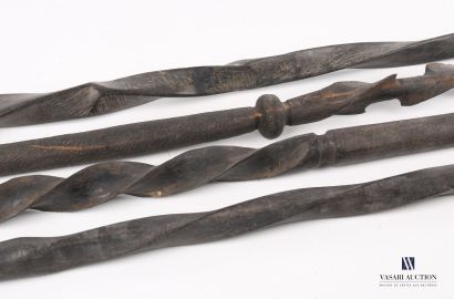 null AFRIQUE 

Ensemble de quatre bâtons en bois sculpté de torsades.

(usures)

Long....