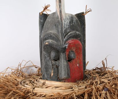 null GABON

Masque-heaume Kota en bois sculpté et teinté noir, blanc et rouge coiffé...