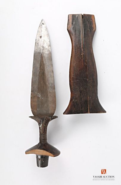 null Glaive Konda Kundu ethnie Mongo, lame fer forgé gravé de 32,5 cm, poignée bois...