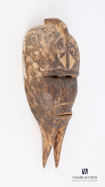 null AFRIQUE

Masque anthropomorphe en bois sculpté souligné de barbichette en pointe.

(usures...