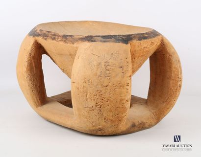null AFRIQUE 

Tabouret en bois sculpté l'assise de forme ovale repose sur quatre...