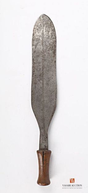 null Glaive, lame fer forgé gravé de 38,5 cm, poignée bois, LT 48 cm

Congo XIXème...