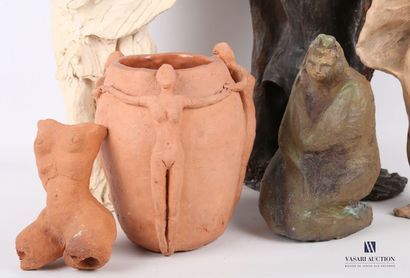 null Lot en terre-cuite comprenant un vase orné de trois personnages (Haut. : 18...