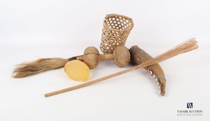 null AFRIQUE

Lot en bois, cuir, corne et coquillages comprenant un panier en pailles...