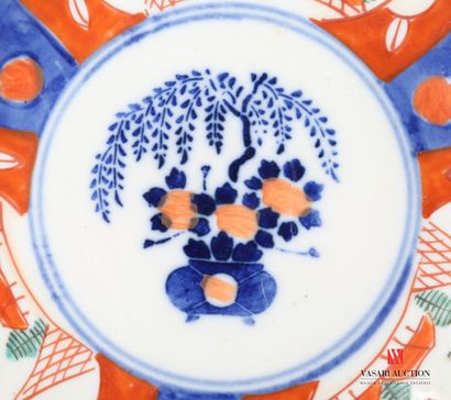 null JAPON

Plat de forme ronde à légères côtes en porcelaine, à décor dit Imari...