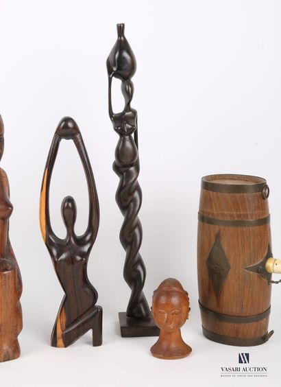 null Lot comprenant quatre figurines de femmes africaines en bois sculpté, un sujet...