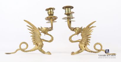 null Paire de chandeliers en bronze figurant des dragons, la gueule soutenant deux...