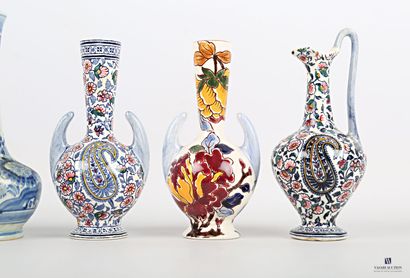 null GIEN 

Lot comprenant deux vases soliflore miniature et deux amphores à décor...