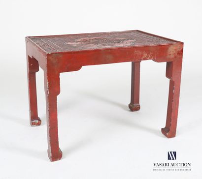 null Table en bois mouluré, sculpté et laqué rouge, le plateau rectangulaire à décor...