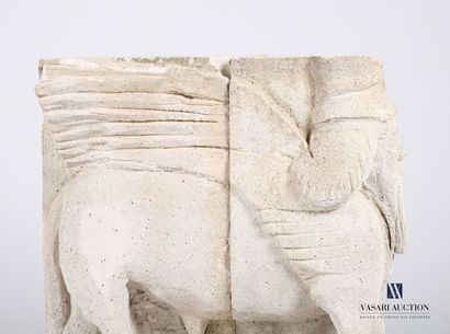 null Sculpture en pierre reconstitué figurant un sphinx assyrien

XXème siècle

(manques)

Haut....