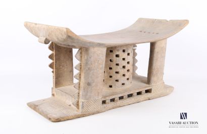 null COTE D'IVOIRE

Chaise royale Agni en bois, l'assise incurvée repose sur quatre...