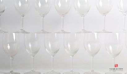 null Lot de verres en verre et cristal de modèle similaires comprenant dix-sept verres...