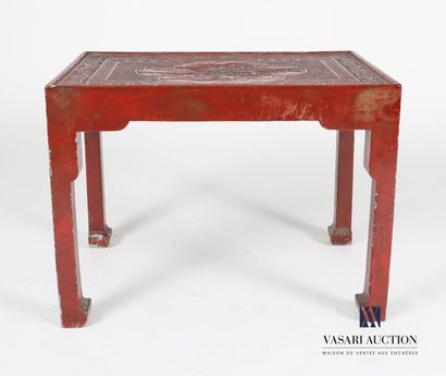 null Table en bois mouluré, sculpté et laqué rouge, le plateau rectangulaire à décor...