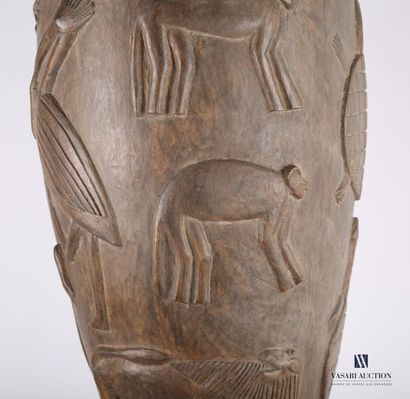 null CÔTE D'IVOIRE

Tambour d'apparat en bois sculpté et peau, le corps à décor d'animaux...