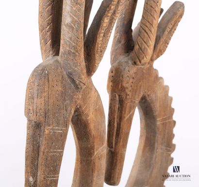 null AFRIQUE

Sujet en bois sculpté représentant deux cervidés.

(restauration)

Haut....