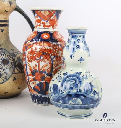 null Lot comprenant un vase en forme de coloquinte en faïence blanc/bleu à décor...