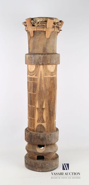 null AFRIQUE

Tambour de cérémonie en bois naturel annelé à décor sculpté de motifs...