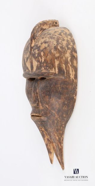 null AFRIQUE

Masque anthropomorphe en bois sculpté souligné de barbichette en pointe.

(usures...