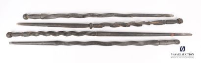 null AFRIQUE 

Ensemble de quatre bâtons en bois sculpté de torsades.

(usures)

Long....
