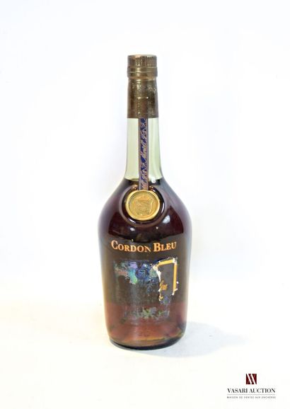 null 1 bouteille	Cognac MARTELL Cordon Bleu 		

	70 cl - 40°. Sans étiquette. N :...