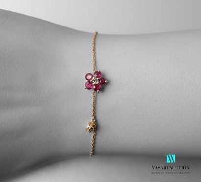 null Chain bracelet in yellow gold 750 thousandths decorated with a flower set in...
