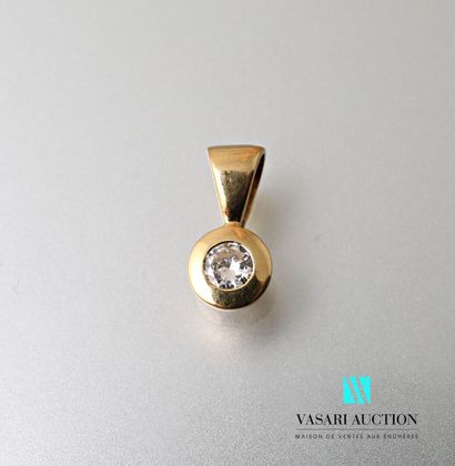 null Pendentif rond en or jaune orné d'un diamant en serti clos calibrant 0,30 carat...