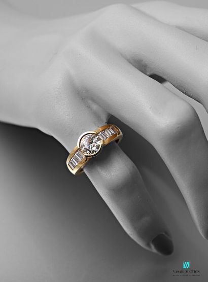null Ring in yellow gold 750 thousandth set with a central brilliant of approximately...