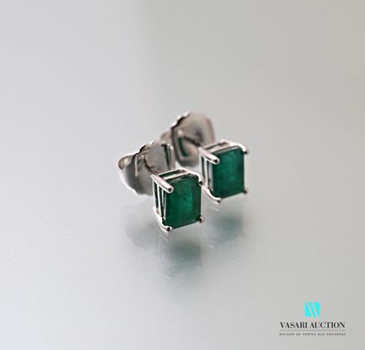 null Pair of earrings in white gold 750 thousandths adorned with two emerald-cut...