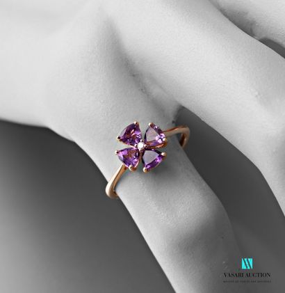 null Ring flower in pink gold 750 thousandths the four petals set with amethysts...