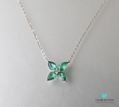 null Necklace flower in white gold 750 thousandths decorated with four emeralds of...