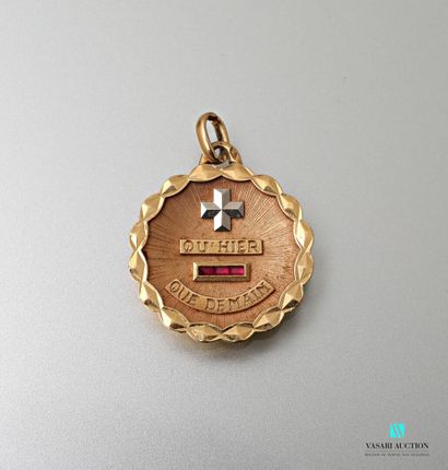 null A Augis, medal of love in yellow gold 750 thousandths, the center guilloche...