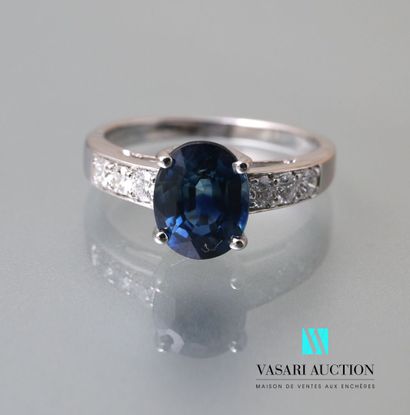 null Ring in white gold 750 thousandth set with an oval sapphire calibrating 2.35...