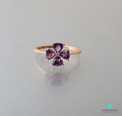 null Ring flower in pink gold 750 thousandths the four petals set with amethysts...