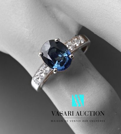 null Ring in white gold 750 thousandth set with an oval sapphire calibrating 2.35...
