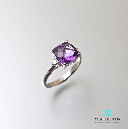 null Ring in white gold 750 thousandths set with a cushion-cut amethyst calibrating...
