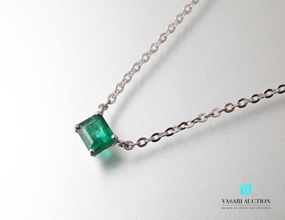 null Necklace in white gold 750 thousandths decorated with an emerald of size calibrating...