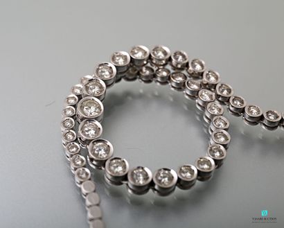 null Collier rivière en or gris 750 millièmes orné de 57 brillants en serti clos...