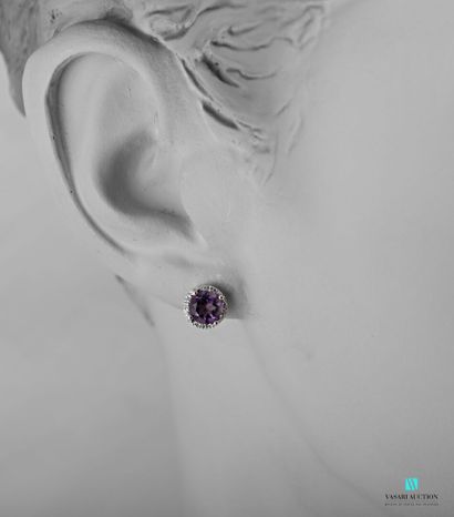 null Pair of earrings in white gold 750 thousandths adorned with two round amethysts...